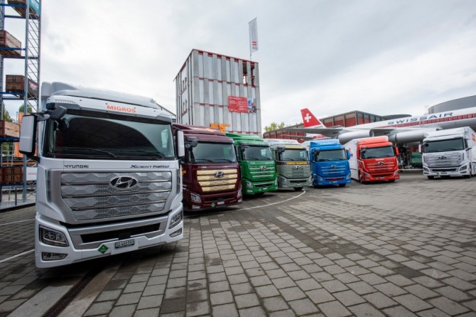 현대자동차가 스위스에 수출한 '엑시언트 수소전기트럭'이 7일(현지시간) 스위스 루체른에서 고객사를 맞이할 준비를 하고 있다. 사진=현대차