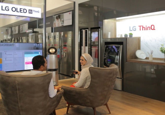 LG전자 관계자가 이집트 뉴카이로에 있는 'LG 씽큐 체험존에서 LG전자 인공지능 가전을 경험하고 있다. 사진=LG전자 제공