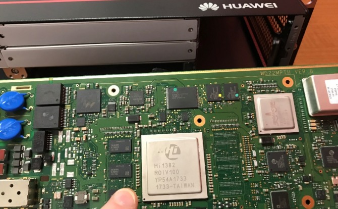화웨이가 생산한 5G 기지국 장비의 핵심 부품인 베이스밴드 유닛에 들어가 있는 화웨이 자회사 하이실리콘의 반도체 칩(밝은 색). 이를 실제로 생산한 곳은 대만의 TSMC다. 사진=닛케이