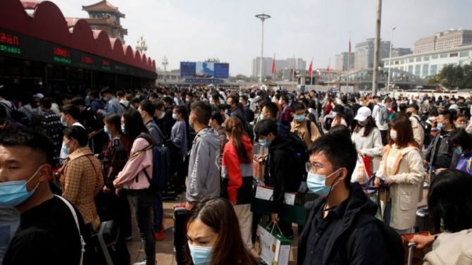중국 수도 베이징의 베이징역 앞에서 중국 시민들이 열차표를 사기 위해 줄 지어 있는 모습. 사진=로이터