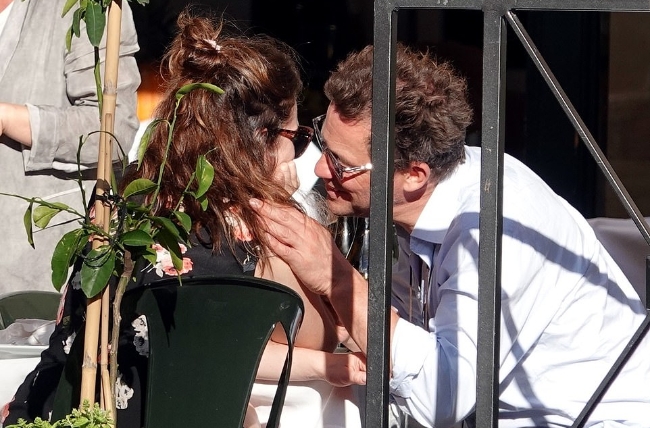 여배우 릴리 제임스(왼쪽)가 유부남 배우 도미닉 웨스트(오른쪽)와 로마의 한 레스토랑에서 뜨거운 키스를 나누고 있다.