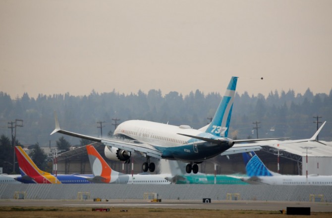 지난달 30일(현지시간) 시험비행을 마친 보잉 737 맥스 여객기가 미국 시애틀의 보잉사 소유 비행장에 착륙하고 있다. 보잉 737 맥스의 시험비행은 운항 재개의 전조로 해석될 수 있다. 사진=로이터