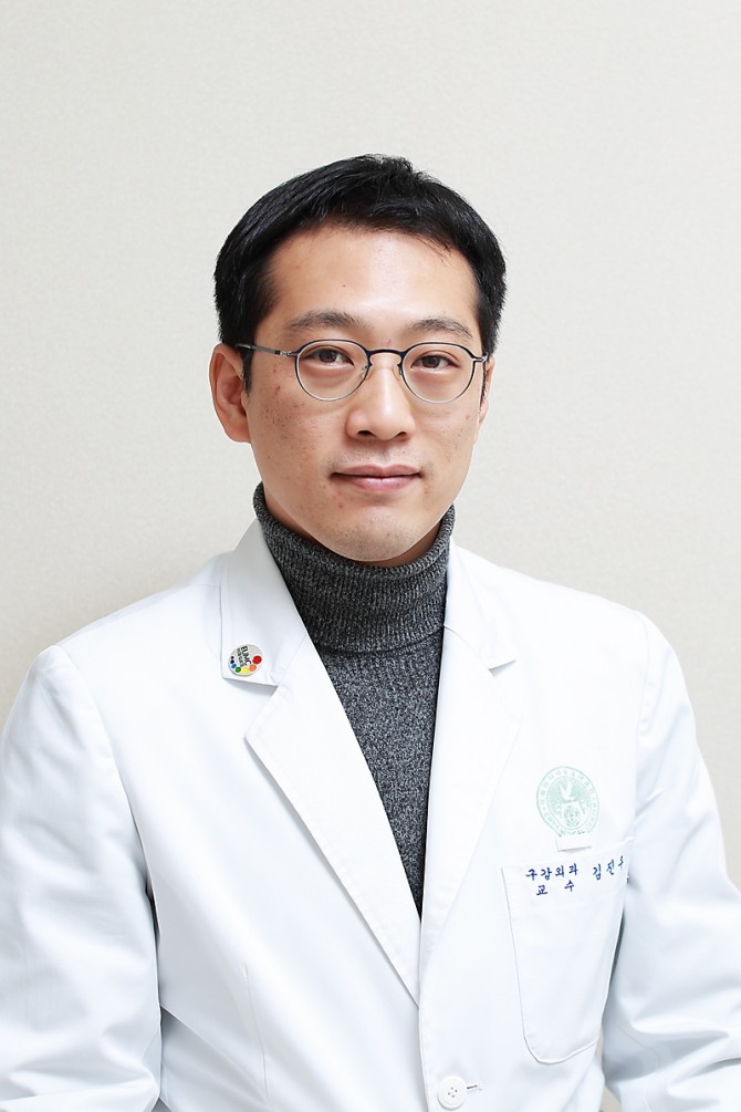 이대목동병원 구강악안면외과 김진우 교수.