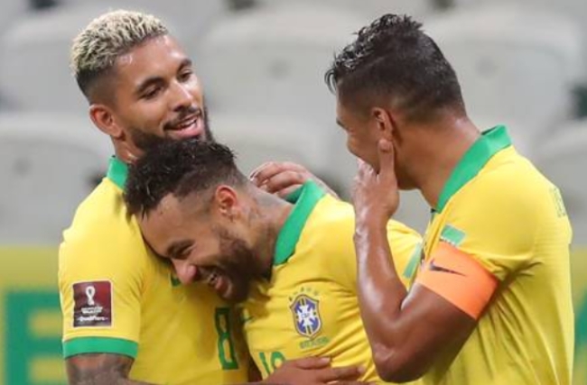 현지시각 13일 2022 카타르 월드컵 남미예선 페루전에서 골을 넣고 동료들과 기뻐하는 브라질 FW 네이마르.