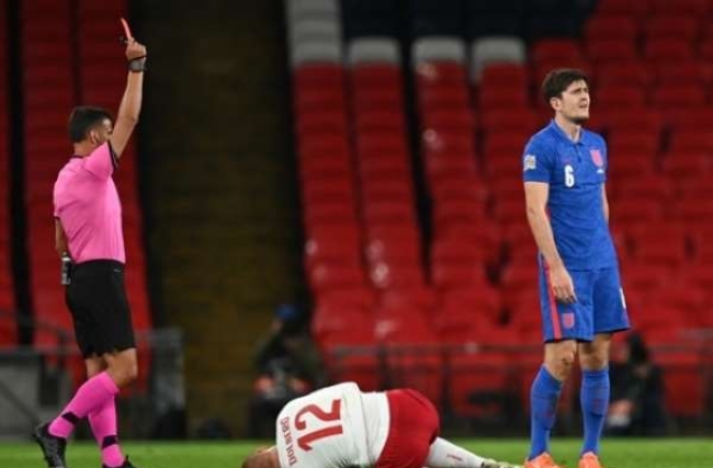 현지시각 14일 런던 웸블리구장서 열린 UEFA 네이션스 리그 덴마크전에서 잉글랜드 수비수 해리 매과이어가 퇴장당하고 있다.