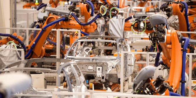 전기차 전용 생산시설인 폭스바겐 엠덴공장의 조립용 로봇들. 사진=폭스바겐
