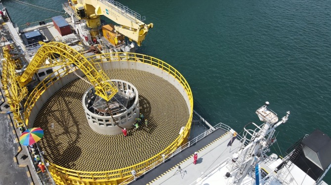 올해 6월 LS전선의 해저 케이블이 강원도 동해항에서 선적되고 있다. 사진=LS전선 제공