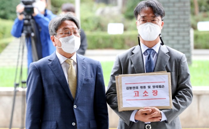 강기정(왼쪽) 전 정무수석이 12일 서울 양천구 서울남부지검에서 김봉현 및 조선일보 손해배상 소장 접수에 앞서 고소장을 들고 포즈를 취하고 있다. 사진=뉴시스