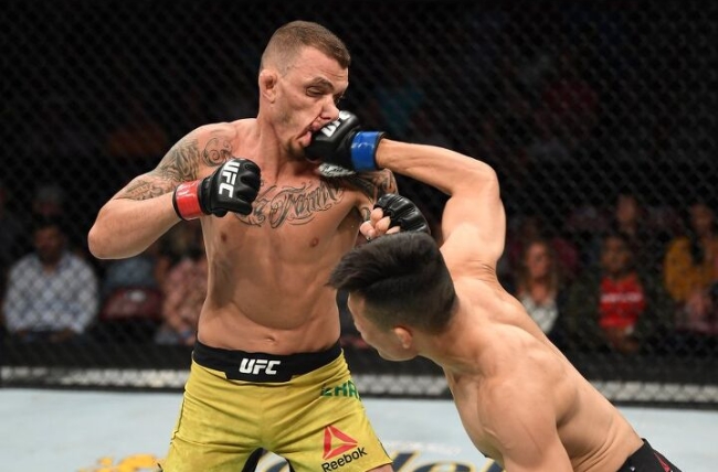 지난해 6월 ‘코리안 좀비’ 정찬성이 ‘UFC 파이트 나이트 154’ 복귀전에서 헤나토 모이카노(브라질)에 강력한 오른손 펀치를 날리는 모습.