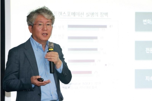 KT 융합기술원 홍경표 원장이 4대 산업용 융합 AI 엔진을 설명하고 있다. 사진=KT 