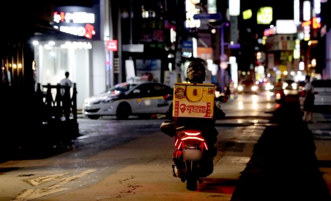 오토바이를 탄 배달기사가 서울 송파구의 음식점 골목을 지나가고 있다. 사진=뉴시스