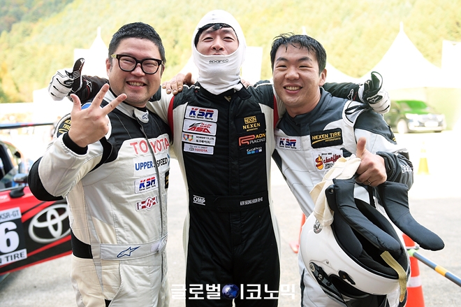 2020 태백시장배 & 넥센스피드레이싱 3라운드 KSR-GT 클래스 결승에서 김성훈(가운데), 장우혁(오른쪽), 송형진(왼쪽)이 포디움을 차지했다. 사진=글로벌이코노믹 김현수 기자