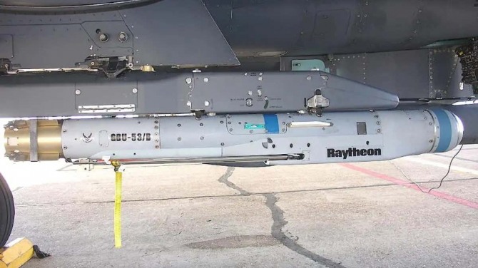 F-15E 전투기에 장착된 SDB-2 스톰브레이커. 사진=레이시온