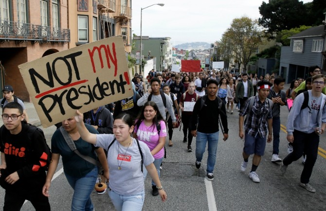 지난 2017년 1월 미국 학생들이 트럼프를 반대하는 시위를 하며 행진하고 있다. 사진=뉴시스