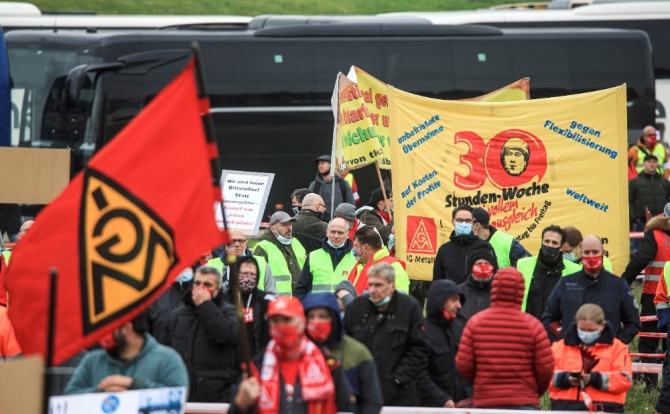 독일 티센그루푸 철강 노동자들이 시위를 하고 있다. 사진=로이터