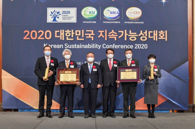 한국표준협회 이상진 회장(왼쪽 3번째)이 16일 서울 롯데호텔에서 열린 '2020 대한민국 지속가능성대회'에서 수상자들과 기념사진을 찍고 있다. 사진=한국표준협회 