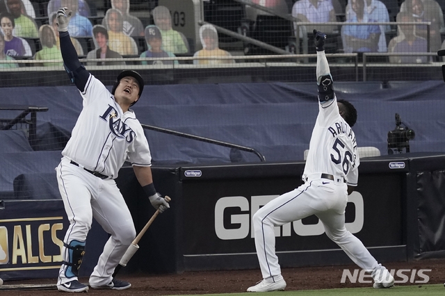 탬파베이 레이스 랜디 아로자레나(오른쪽)가 18일(한국시간) 휴스턴 애스트로스와 아메리칸리그 챔피언십시리즈 7차전에서 1회 홈런을 때려낸 뒤 최지만과 세리머리를 하고 있다. 사진=뉴시스