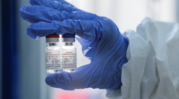 러시아직접투자펀드(RDIF)와 닥터레디연구소가 인도에서 러시아 코로나 바이러스 백신의 말기 임상시험을 실시할 수 있도록 재승인 받았다. 사진=로이터