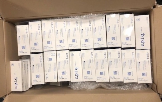 미 연방 요원들이 시카고 국제 우편 시설에서 한국산 히알루론산 나트륨 주사기들을 압수했다. 사진=cbs시카고