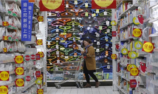 중국의 한 여성고객이 중국 베이징의 선아트그룹의 오샹 대형슈퍼마켓에서 쇼핑을 하고 있는 모습. 사진=로이터