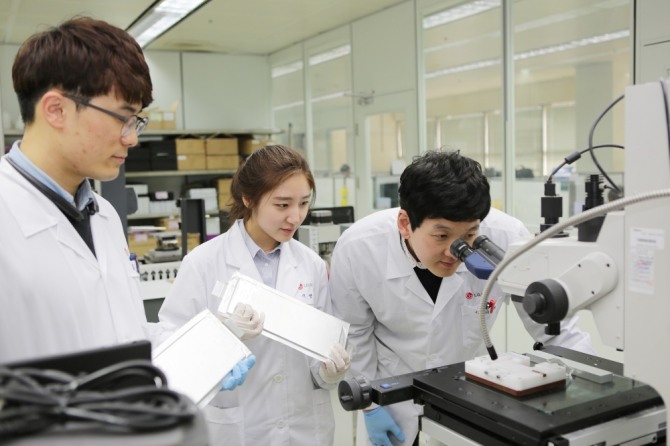 LG화학 연구원들이 대전기술연구원에서 배터리 셀을 테스트하고 있다.  사진=LG화학 제공