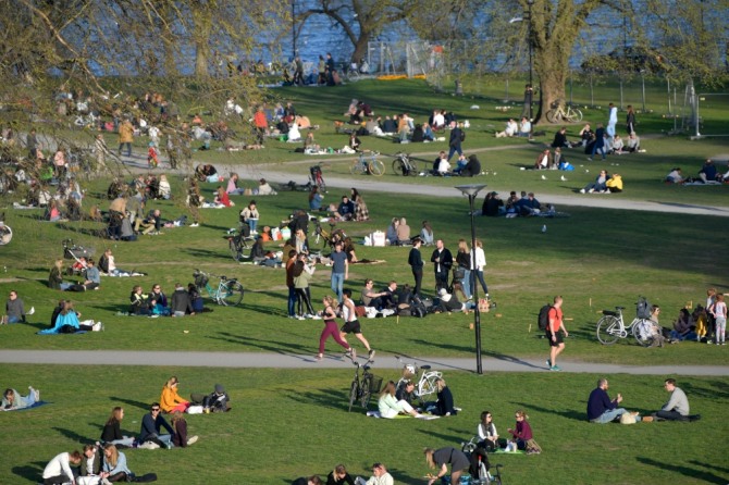 스웨덴 스톡홀름의 한 공원에 신종 코로나바이러스 감염증(코로나19) 발생에도 사람들이 모여 화창한 날씨를 즐기고 있다. 사진=뉴시스
