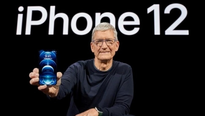 팀 쿡 애플 최고경영자(CEO)가 지난 13일(현지 시각) 미국 캘리포니아주 쿠퍼티노의 애플파크에서 ‘아이폰12 프로’를 선보이고 있다.[사진=애플]