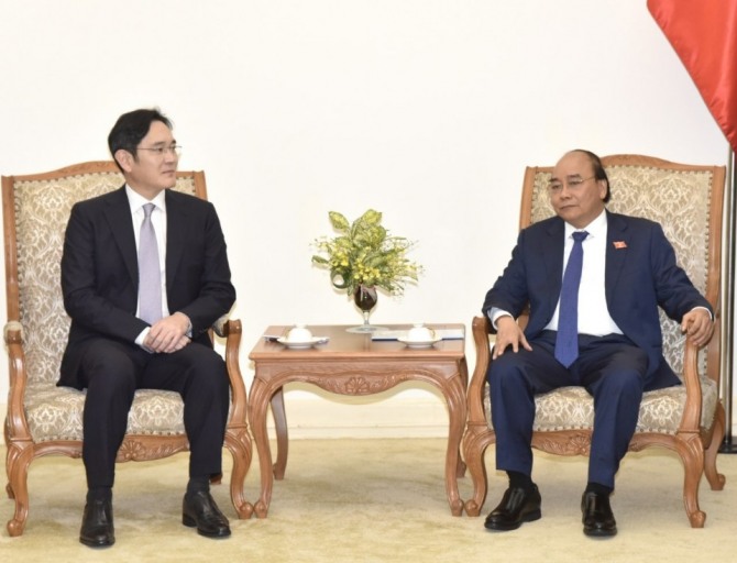 이재용 삼성전자 부회장(왼쪽)이 20일 하노이 베트남 총리실에서 응우옌 쑤언 푹 총리를 만나 협력 방안을 논의하고 있다.  사진=VNA 