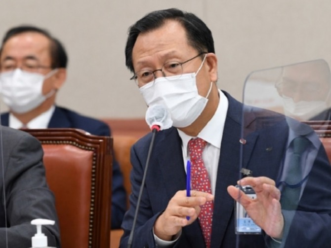 김종갑 한국전력 사장이 지난 15일 국회 국정감사에 출석해 의원 질의에 답변하고 있다. 사진=뉴시스