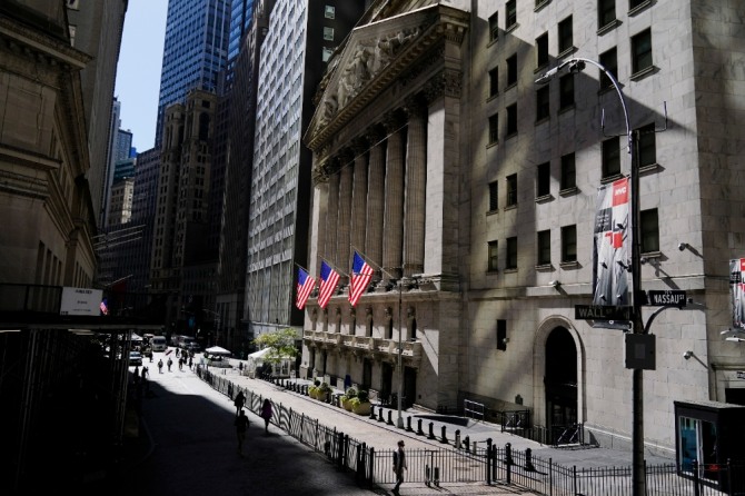 지난 14일 뉴욕 시민들이 뉴욕 증권거래소(NYSE) 앞을 지나가고 있다. 사진=뉴시스