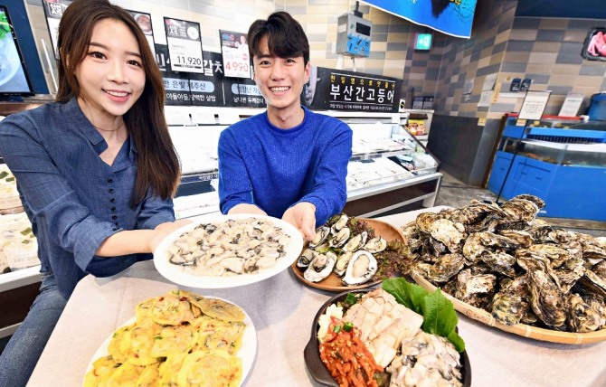 홈플러스는 '대흥물산'과 협업해 기획한 햇 생굴 상품을 전국 점포와 온라인몰에서 저렴하게 선보인다. 사진=홈플러스