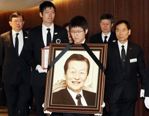 신유열 씨(왼쪽에서 두 번째)는 올해 1월 열린 故 신격호 롯데그룹 명예회장 영결식에 참석했다. 사진=연합뉴스