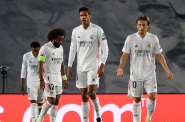 UEFA 챔피언스리그(CL)의 B조 1라운드 샤흐타르와의 경기에서 13분 동안 3골을 얻어맞고 망연자실한 레알 마드리드 선수들.