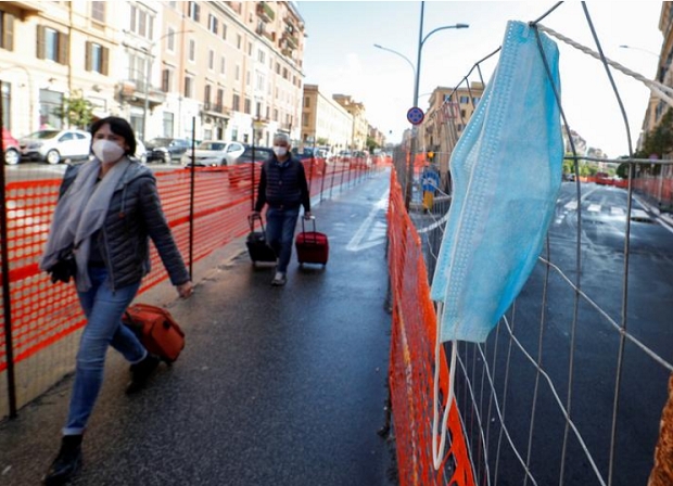 마스크를 쓴 이탈리아인들이 로마에서 발걸음을 옮기고 있는 모습. 사진=로이터