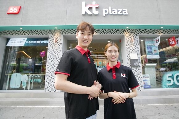 KT 플라자 직원이 KT 매장을 소개하고 있다. 사진=KT