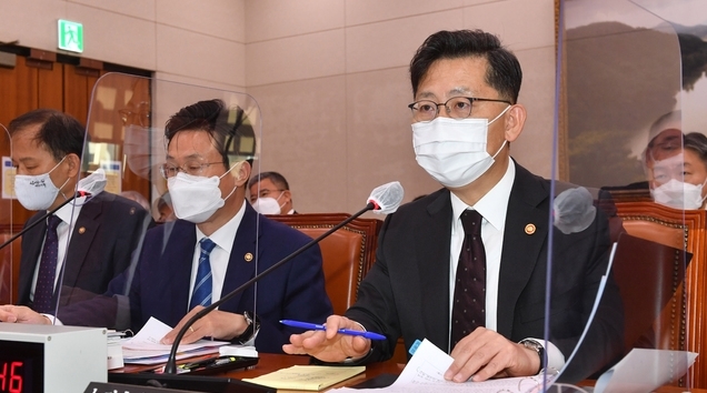 김현수 농림축산식품부 장관이 23일 서울 여의도 국회에서 열린 농림축산식품해양수산위원회의 농식품부와 소관기관 종합감사에서 의원 질의에 답변하고 있다. 사진=뉴시스 공동취재사진 