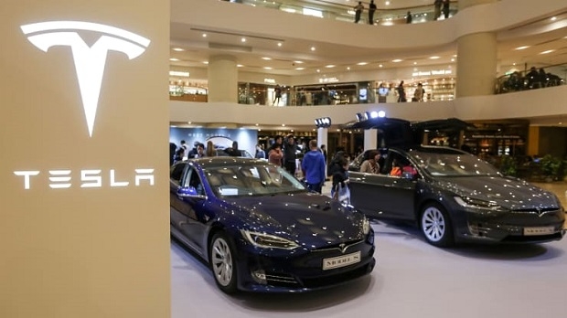 홍콩의 쇼핑몰에 전시된 테슬라 모델S와 모델X. 사진=로이터