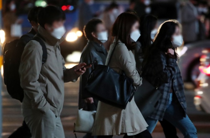 서리가 내린다는 절기 '상강'을 하루 앞둔 22일 오후 서울 종로구 세종대로 사거리에서 시민들이 퇴근길 발걸음을 옮기고 있다. 사진=뉴시스