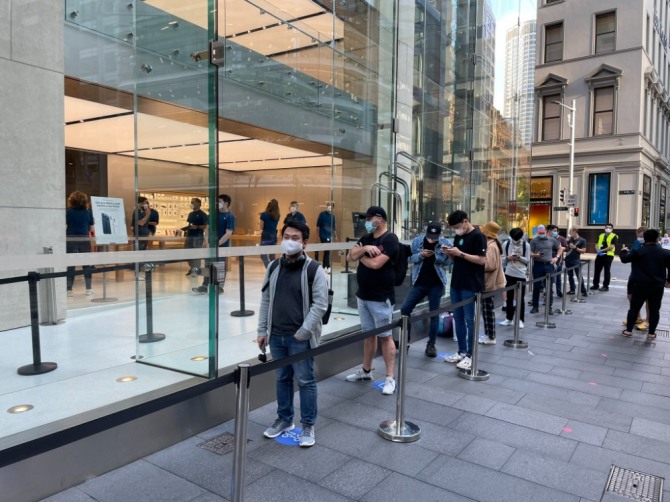 호주 시드니에 있는 애플 스토어 앞에서 사회적 거리두기를 지키면서 줄 서 기다리고 있는 아이폰12 구매자들. 사진=트위터