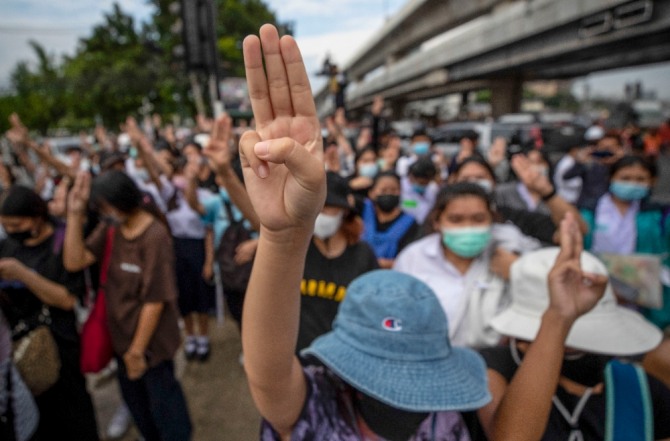 최근 태국 방콕 교외의 한 교차로에 모인 반정부 시위대가 저항의 상징인 세 손가락 경례를 하고 있다. 사진=AP/뉴시스