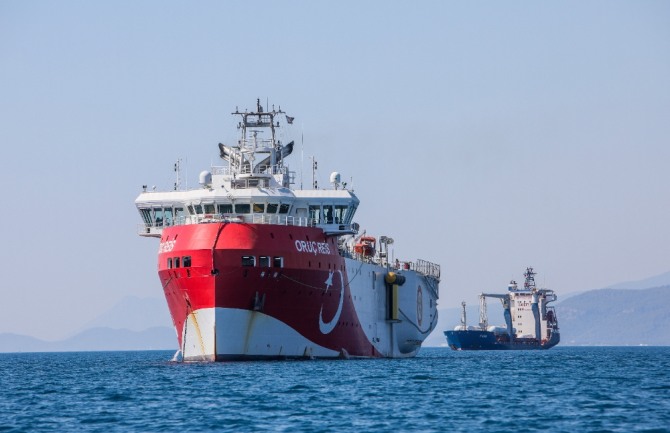 지난 7월 24일(현지시간) 터키 지질조사선 '오루츠 레이스'가 동지중해에서 탐사 작업을 벌이고 있다. 사진=AP/뉴시스