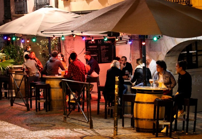 신종 코로나바이러스 감염증(코로나19) 관련 통금 조치 시작을 앞두고 22일(현지시간) 프랑스 남서부 바욘의 한 술집에 사람들이 모여 있다. 사진=AP/뉴시스