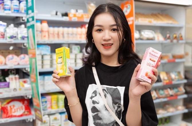 베트남 세븐일레븐에서 판매되고 있는 빙그레의 '바나나맛우유'와 '딸기맛우유'. 사진=kenh14