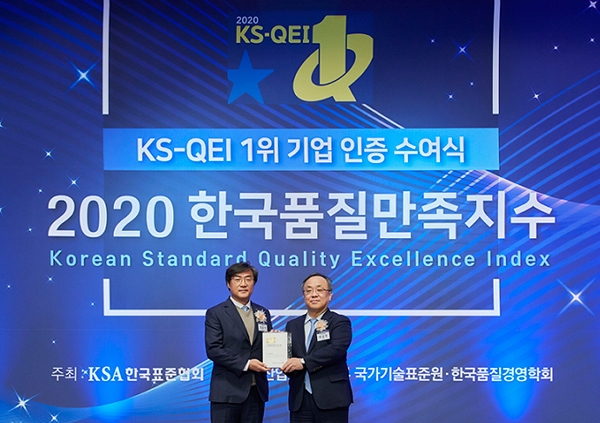정윤석 신일 대표(왼쪽)가 이상진 한국표준협회 회장으로부터 한국품질만족지수 인증 수여식에서 인증서를 수상하고 있다. 사진=신일