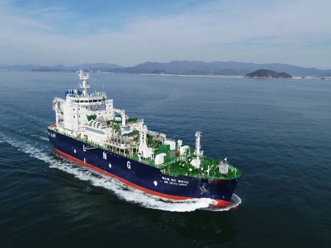 아시아 최초의 Ship-to Ship 방식 LNG 벙커링 겸용 선박인 'SM JEJU LNG 2호기' 모습. 사진=한국가스공사