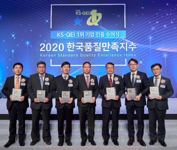 KCC와 KCC글라스가 지난 23일 서울시 중구 롯데호텔에서 열린 '2020 한국품질만족지수(KS-QEI)' 시상식에서 건축자재 관련 8개 부문에 1위로 선정된 가운데 (왼쪽부터) 박건우 KCC글라스 이사, 최헌기 KCC 이사, 이강희 KCC글라스 이사, 연진흠 KCC 상무, 오승헌 KCC 상무, 김형석 KCC 이사, 이희근 KCC글라스 이사의 모습. 사진=KCC