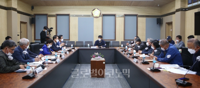 유승영, 정일구 의원이 청북어연한산산단 폐기물 처리시설에 대한 간담회를 진행하고 있다