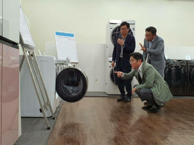이재용 삼성전자 부회장(가운데)이 지난 6월 경기도 수원에 있는 생활가전사업부를 방문해 제품을 살펴보고 있다. 사진=삼성전자
