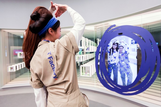 MZ 세대들의 핫플레이스로 자리잡을 0 스테이지에서 모델들이 AR미러를 즐기는 모습. 사진=SKT 