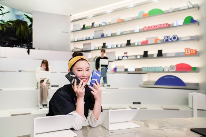 V컬러링, 웨이브, 플로 등 SKT의 대표 구독형 서비스를 자유롭게 체험할 수 있는 미디어 라이브러리 전경. 사진=SKT